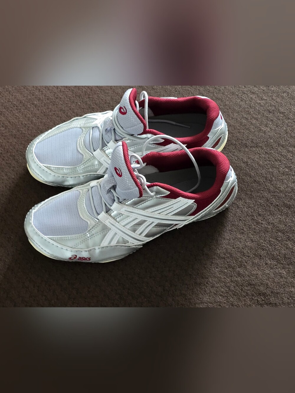 Men's / Women Silver and Maroon Athletic Sneakers Men Size 7.5. Us Women Size 9